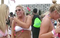 Ver ahora - Lacey goes to a miami beach party