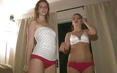 Ver ahora - Eighteen year old girlfriends play together with amateur striptease