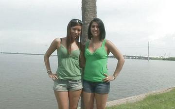 Herunterladen Let's flash! pair of horny brunettes go cruisin and flash their hot bodies