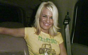 Downloaden Amateur college blonde gives a sexy striptease in the back of an suv