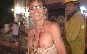 Herunterladen Roxanne is naked in key west