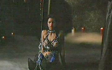 Herunterladen Voyeur bdsm see a submissive brunette in this fetish scene with bondage