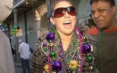 Jetzt beobachten - Trinity flashes her tits during mardi gras festivities