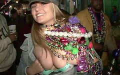 Kijk nu - Mariah flashes her tits during mardi gras festivities