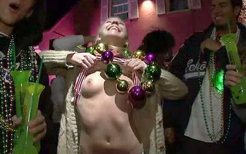 Scaricamento Lady janice flashes her tits during mardi gras festivities