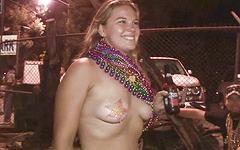 Urlicka gets as many beads as she can - movie 5 - 5