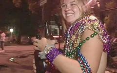 Urlicka gets as many beads as she can - movie 5 - 6