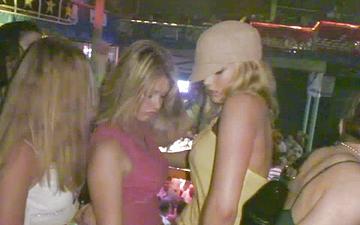 Herunterladen Nastina is a night club flasher