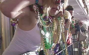 Télécharger Frances tries to cover her nude boobs in mardi gras beads