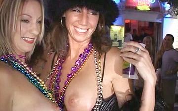 Descargar Vive el mardi gras con tías enseñando las tetas por abalorios