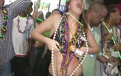 Kijk nu - Clarice has a good time at mardi gras