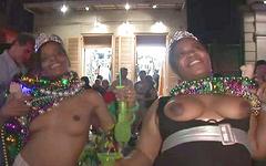 Guarda ora - Chelsea has a good time at mardi gras