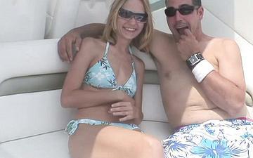 Downloaden Scarlett summers lives her life on the water taking dick