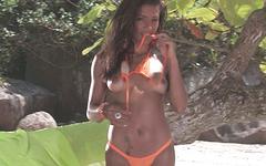 Ver ahora - Claudia bell is in a tropical paradise