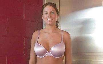 Downloaden Tanned big boob amateur strips naked and masturbates in the locker room