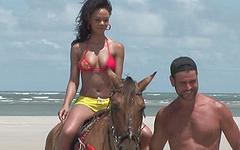 Kijk nu - Druuna diva takes dick on the sandy beach