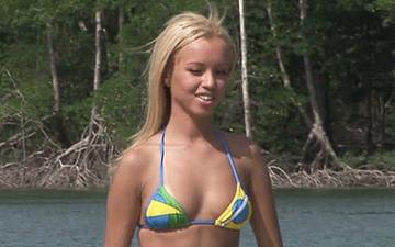 Herunterladen Barbie banks is a beach babe in brazil