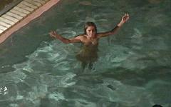 Ver ahora - Kelly gets in the pool late at night