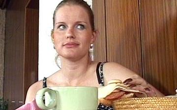 Herunterladen Milf hure nimmt einen großen schwanz in ihren arsch