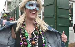 Regarde maintenant - Carmella has always wanted to enjoy the festivities of mardi gras