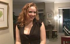 Regarde maintenant - This redhead can't stop flashing her tits