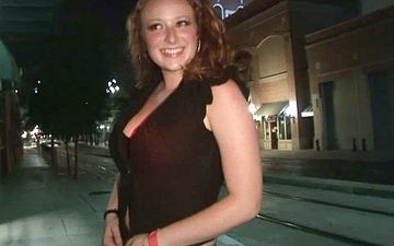 Descargar Ginger can't stop flashing her tits