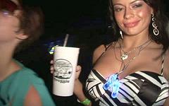 Jetzt beobachten - Salena and her friends enjoy flashing dudes at the club