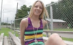 Jetzt beobachten - Sweet blonde with tiny tits strips and flashes in public park