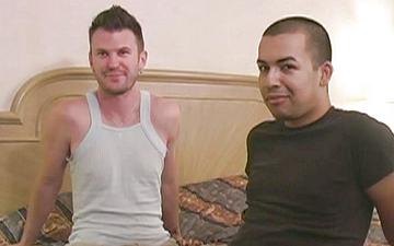 Herunterladen Scruffy amateur jock and handsome latino suck, rim, and fuck in motel