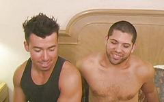 Regarde maintenant - Handsome amateur latinos fuck in a motel room