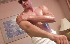 Regarde maintenant - Hot muscle dudes 19 - scene 2