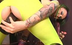 A tattooed girl in yellow leggings uses a fat black sex toy to penetrate - movie 1 - 6