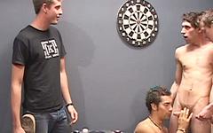 Regarde maintenant - Three hot jocks have a sucking and bareback fucking threesome