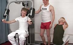 Regarde maintenant - Sexy jock and twink bareback threesome in gym