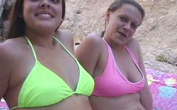 Descargar Renee perez has a lesbian session with a friend outside