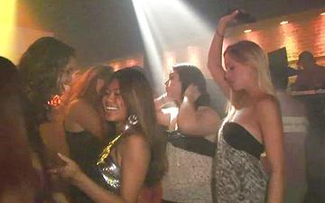 Herunterladen Nightclub party amateur chicks flash their gashes and asses on dance floor