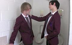 Guarda ora - Twink schoolboys suck and bareback fuck in their school's restroom