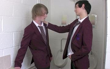 Télécharger Twink schoolboys suck and bareback fuck in their school's restroom