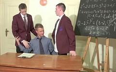 Jetzt beobachten - Two twinks tag team their bottom teacher's bottom in classroom