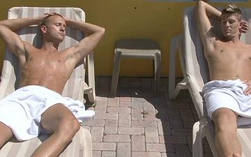 Herunterladen Vincenzo mazerati sucks two jock cocks in poolside oral threesome