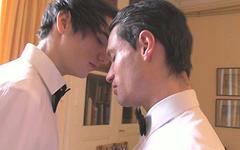 Kijk nu - Handsome jock bareback fucks pretty twink in hot waiter sex scene