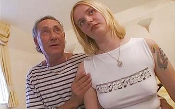 Herunterladen Penelope is a horny housewife from britain