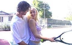 Na een tennisles wordt Vanessa Michaels raunchy met de instructeur - movie 1 - 2