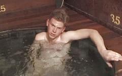 Regarde maintenant - Well hung twink christian masturbates in hot tub