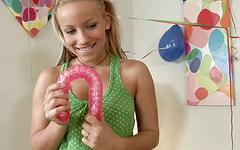 Jetzt beobachten - Missy nicole gets lesbian with candy after the birthday party