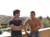 Jetzt beobachten - Smooth muscle hunk chris hacker gets interviewed by michael lucas