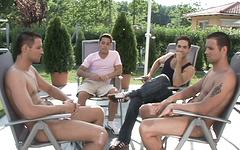 Regarde maintenant - Hot european men swap blowjobs and piss on each other