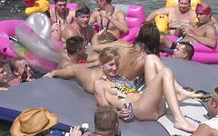 Kijk nu - Pepper starts to strip in front of everyone on the boat