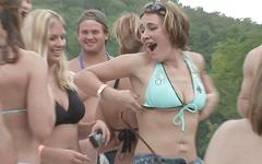 Guarda ora - Marta starts to strip in front of everyone on the boat