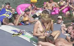 Regarde maintenant - Olivia starts to strip in front of everyone on the boat